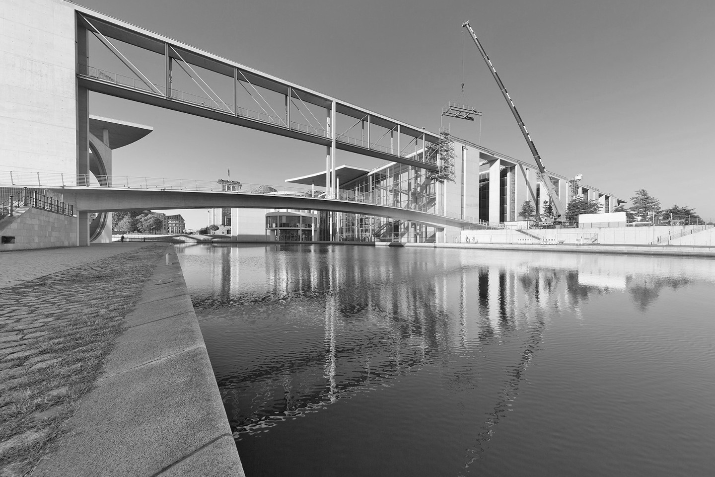 Fußgängerbrücke über die Spree am Bundestag in Berlin (Abgeordnetenbrücke)