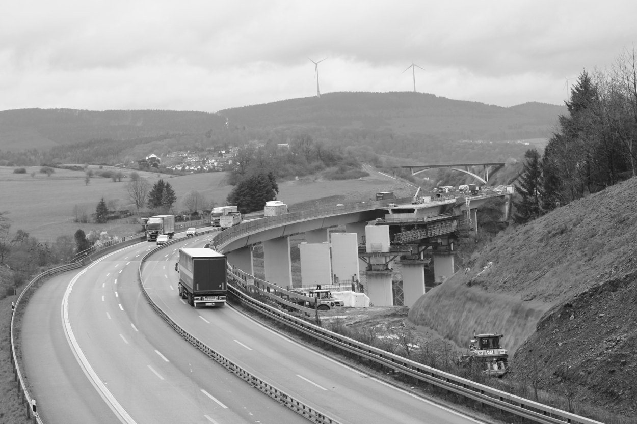A45 mit Bauwerk im Hintergrund A45 mit Bauwerk im Hintergrund